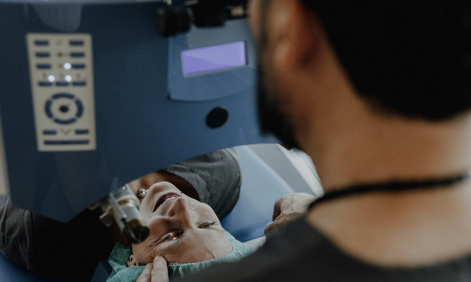 Augenlaser strahlt auf das Auge